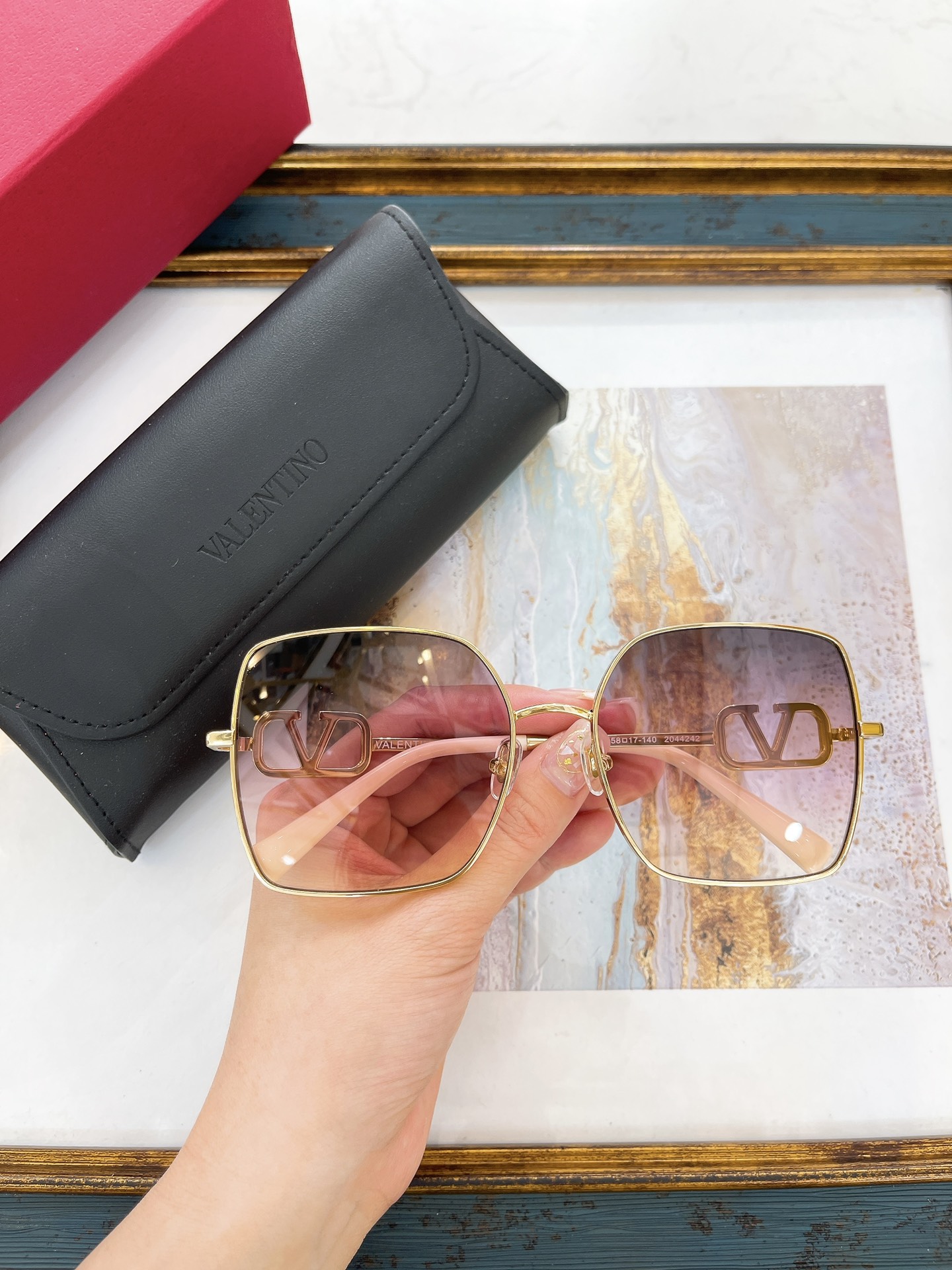 Factory Direct Wholesale Price Valentino Ova5012 Luxury Man Sunglasses for Women Latest Selling Fashion Glasses Mens Sun
Factory Direct Wholesale Price Valentino Ova5012 Luxury Man Sunglasses for Women Latest Selling Fashion Glasses Mens Sun