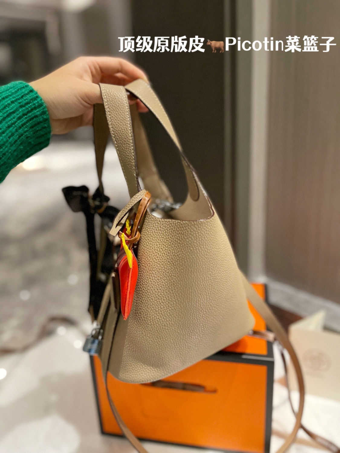 H bag Designer Original Vegetable basket bag Leather First layer cow leather bucket Hand Free scarves pony, Blue
H bag Designer Original Vegetable basket bag Leather First layer cow leather bucket Hand Free scarves pony, Blue