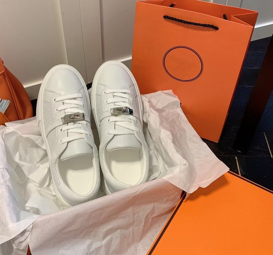 2023 Women Leather Kelly casual shoes sneaker platform Soft cowhide Lazy shoes luxury Designer Metal buckle outdoor beach Mules Classic slipper, Color 1
2023 Women Leather Kelly casual shoes sneaker platform Soft cowhide Lazy shoes luxury Designer Metal buckle outdoor beach Mules Classic slipper, Color 1