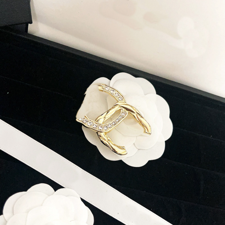 Fashion Girls Love Brooches Designer Jewelry Brooch 18k Gold Spring New Brand Pins Romantic Retro Street Cclogo Brooch Fashion Versatile Gifts With Box
Fashion Girls Love Brooches Designer Jewelry Brooch 18k Gold Spring New Brand Pins Romantic Retro Street Cclogo Brooch Fashion Versatile Gifts With Box