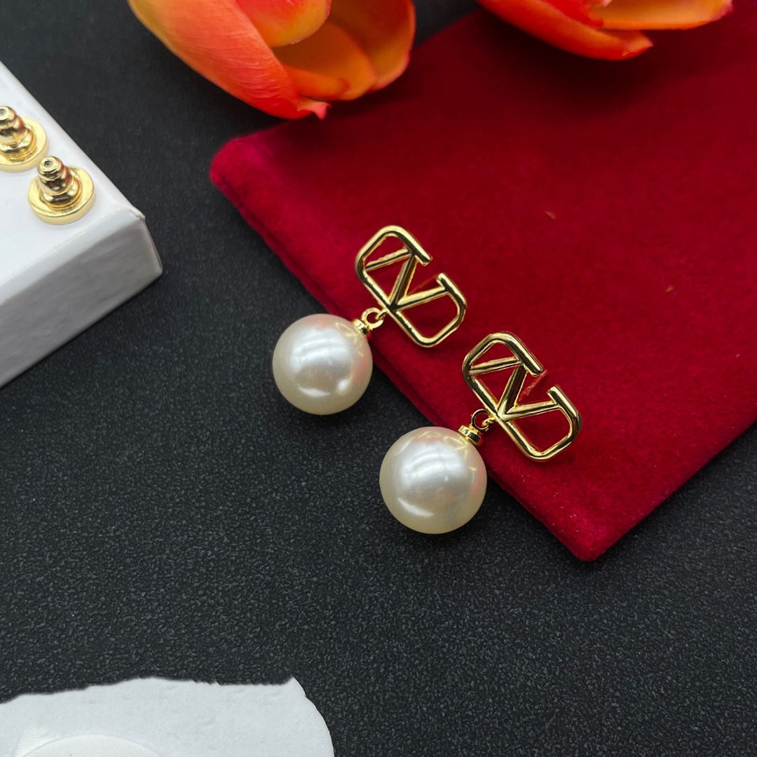 Letter V Earring Logo Stud Earing Women Fashion Hoop Designer Jewelry Metal Valentinoity Earring Luxury Woman VLogo asdd 
Letter V Earring Logo Stud Earing Women Fashion Hoop Designer Jewelry Metal Valentinoity Earring Luxury Woman VLogo asdd