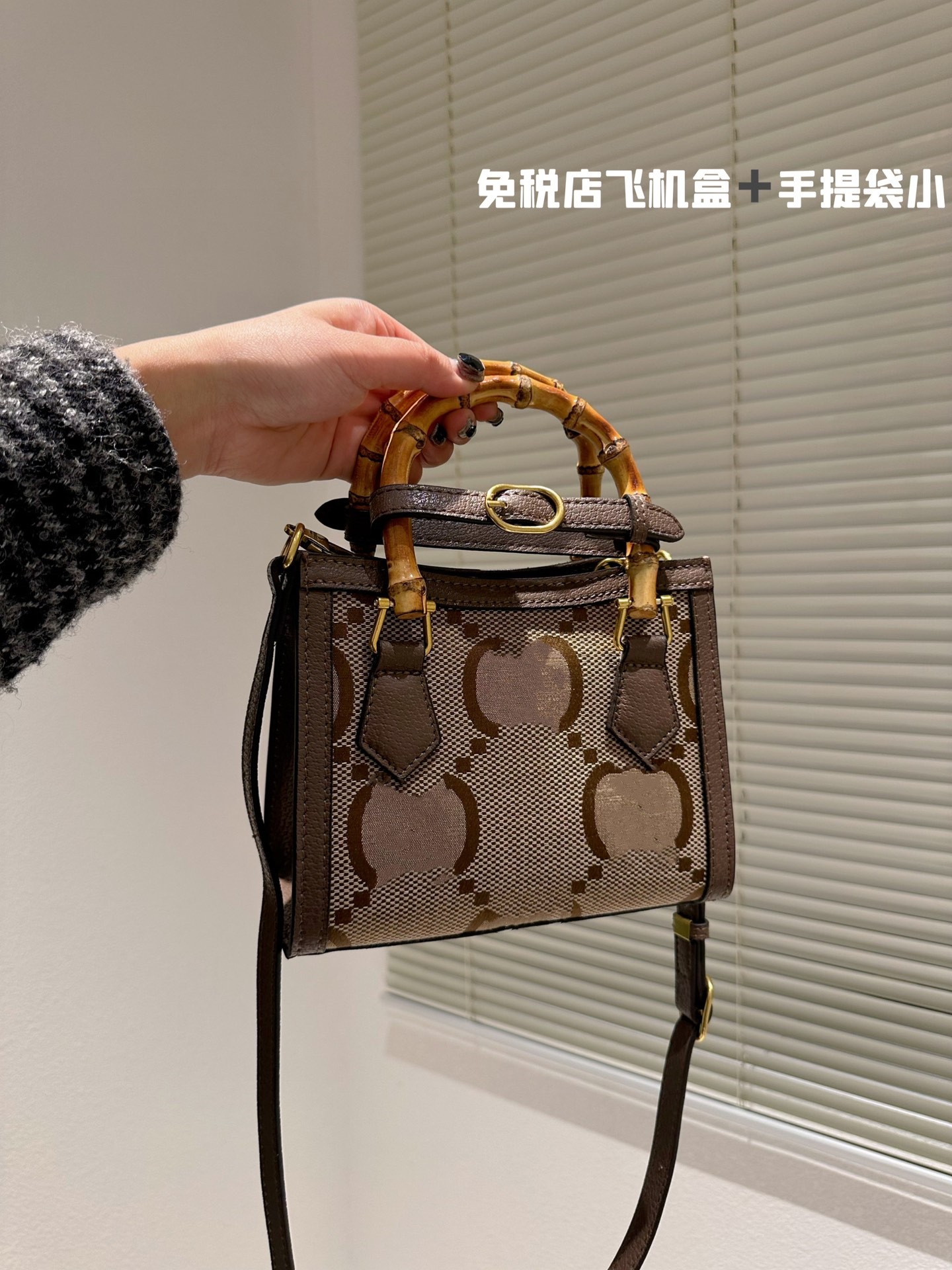 Designer Brown Bamboo Handbags Pocket Tote Shopping Bags Women Shoulder Fashion Bag Letters Large Capacity with box, Blue
Designer Brown Bamboo Handbags Pocket Tote Shopping Bags Women Shoulder Fashion Bag Letters Large Capacity with box, Blue