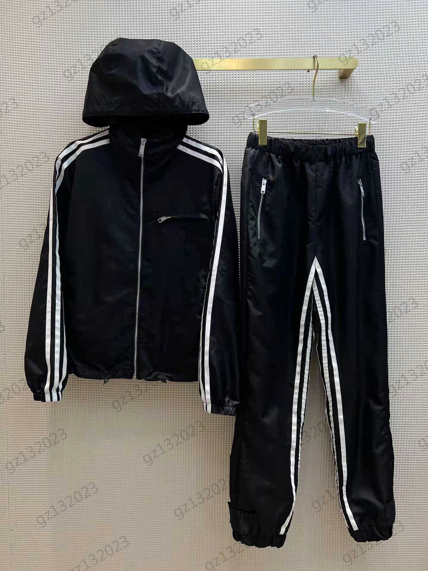 Black Two Pieces Pants Chest Triangle Logo Decoration Hooded Long Sleeve Zipper Jacket Side Bump Color Striped Elastic Waist Tracksuit Pants Women Wear
Black Two Pieces Pants Chest Triangle Logo Decoration Hooded Long Sleeve Zipper Jacket Side Bump Color Striped Elastic Waist Tracksuit Pants Women Wear