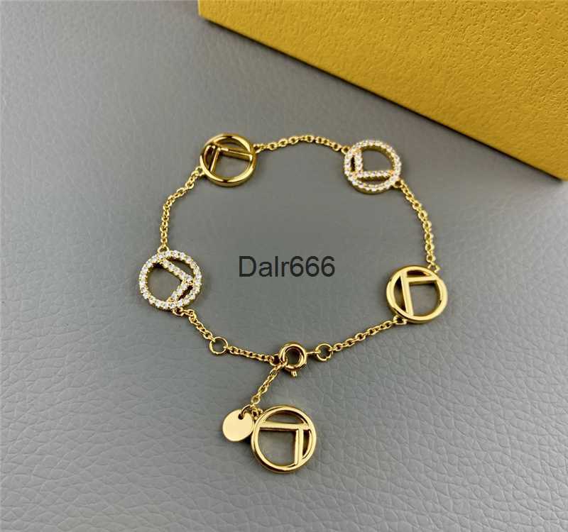 Womens Designer Bracelet Brand Classic Letters Mens Bracelets Gold Fashion Pearl Bracelet Luxury Designer Jewelry
Womens Designer Bracelet Brand Classic Letters Mens Bracelets Gold Fashion Pearl Bracelet Luxury Designer Jewelry