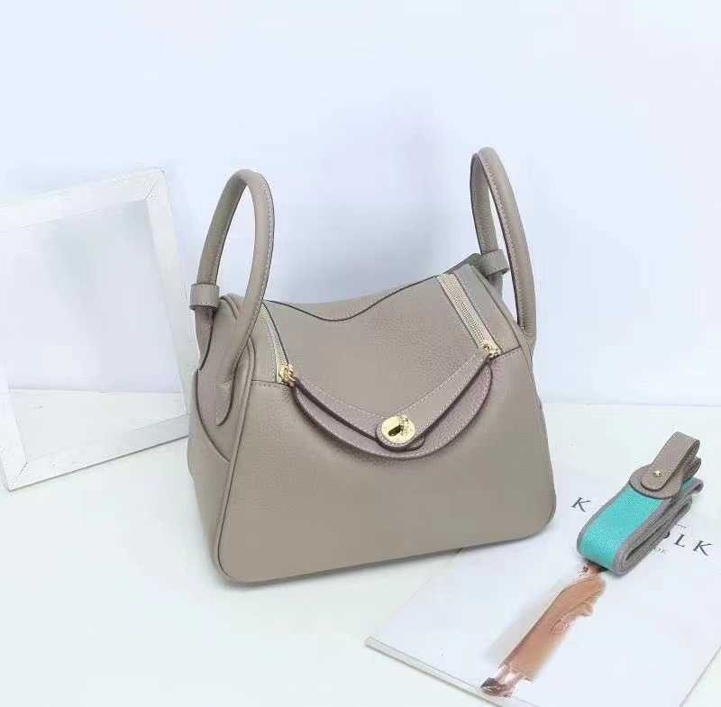 2023 Original Designer Luxury Bags new large-capacity underarm bag Lindys doctor leather pillow one-shoulder portable medicine Q9TP, Pink cowhide 26cm
2023 Original Designer Luxury Bags new large-capacity underarm bag Lindys doctor leather pillow one-shoulder portable medicine Q9TP, Pink cowhide 26cm