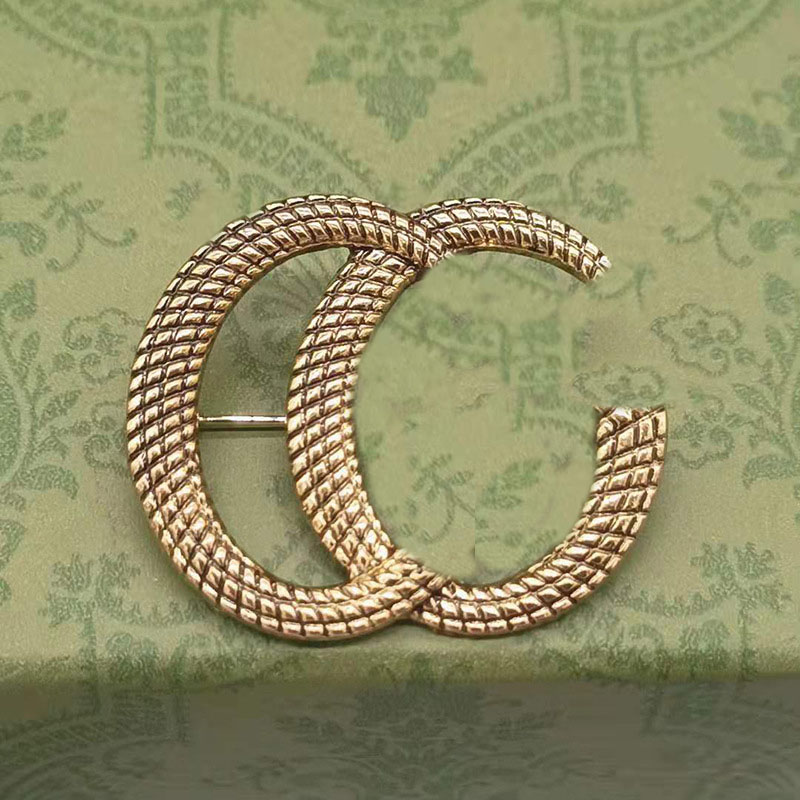 High quality Luxury Classical Retro Designer Men Women Pins Brooches Gold Silver Letter Brooch Pin for Suit Dress Pins For Wedding Party
High quality Luxury Classical Retro Designer Men Women Pins Brooches Gold Silver Letter Brooch Pin for Suit Dress Pins For Wedding Party