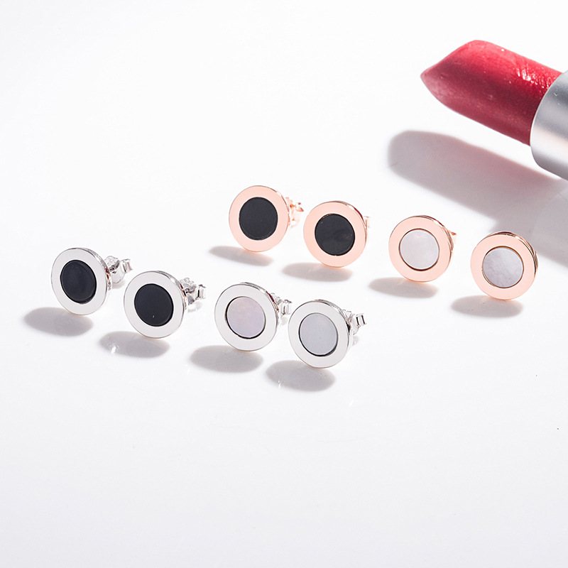 s925 Sterling silver stud round brand black agate white fritillion stud classic European and American personality everything matching ear accessories
s925 Sterling silver stud round brand black agate white fritillion stud classic European and American personality everything matching ear accessories