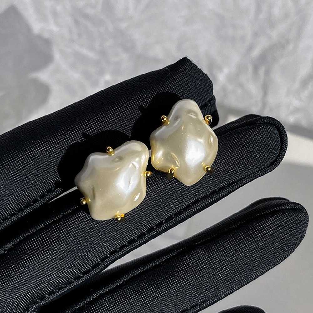 Earing Celi irregular Baroque Pearl Earrings women's light luxury design ear studs temperament
Earing Celi irregular Baroque Pearl Earrings women's light luxury design ear studs temperament