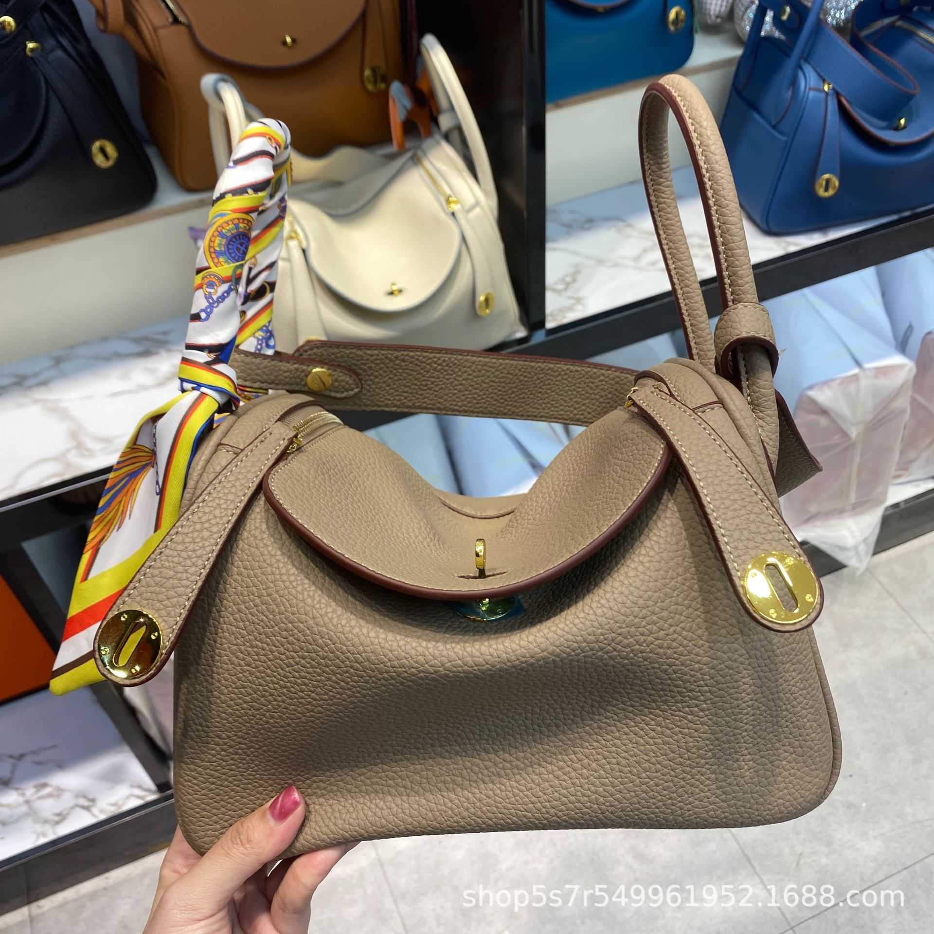 Double-shoulder Brand Bags Original Designer doctor Bao Lindi bag soft cowhide lychee pattern portable one-shoulder cross-body versatile emb 7 N0Q0, Customer order x cherry blossom powder
Double-shoulder Brand Bags Original Designer doctor Bao Lindi bag soft cowhide lychee pattern portable one-shoulder cross-body versatile emb 7 N0Q0, Customer order x cherry blossom powder