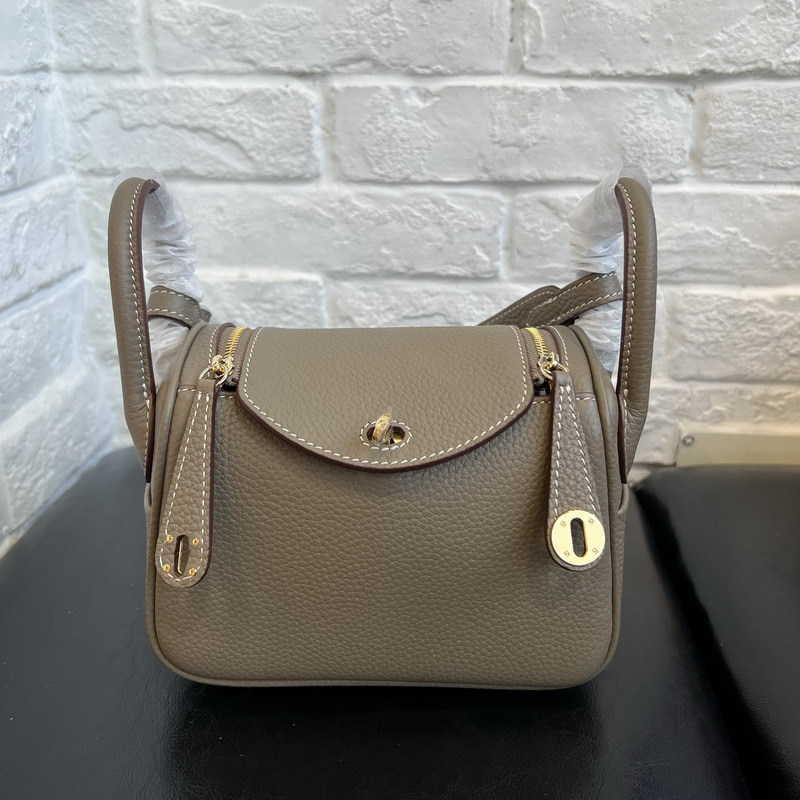 2023 Luxury Bags Original Designer new h family shrunken leather head layer cow Lindys bag doctor medicine box portable shoulder women's 1 N0QZ, Yellow8
2023 Luxury Bags Original Designer new h family shrunken leather head layer cow Lindys bag doctor medicine box portable shoulder women's 1 N0QZ, Yellow8