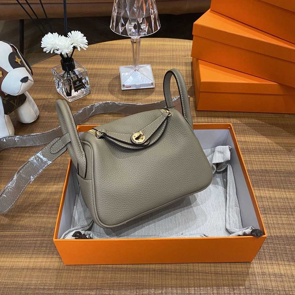 Designer Luxury Bags The Original first layer of cow leather doctor's bag lychee pattern Lindys one shoulder hand cross-body women's mini 19 7 N36A, Milkshake white
Designer Luxury Bags The Original first layer of cow leather doctor's bag lychee pattern Lindys one shoulder hand cross-body women's mini 19 7 N36A, Milkshake white