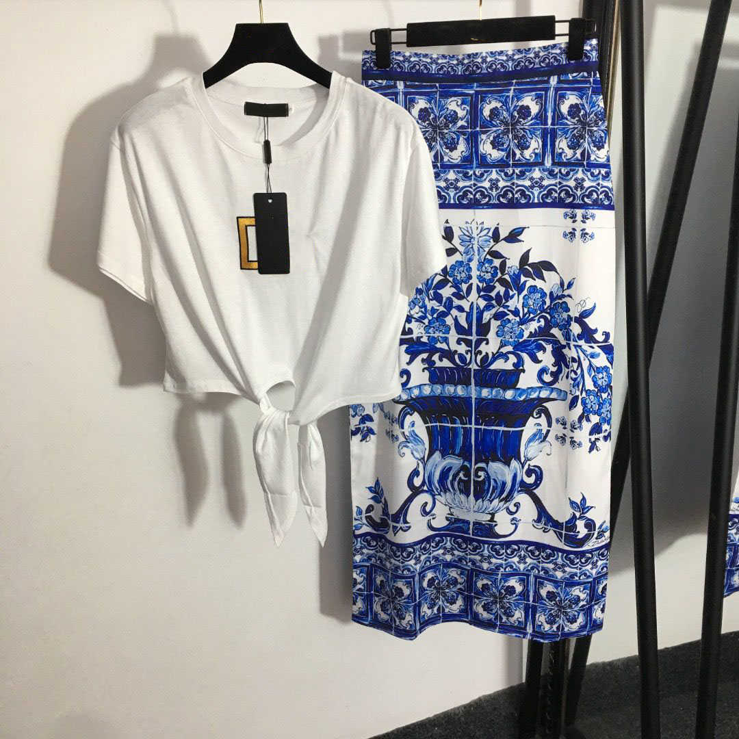 23ss Designer brand women skirt set embroidered letters chest tie waist short sleeve T-shirt blue white porcelain print high waist split skirt womens clothing, Black
23ss Designer brand women skirt set embroidered letters chest tie waist short sleeve T-shirt blue white porcelain print high waist split skirt womens clothing, Black