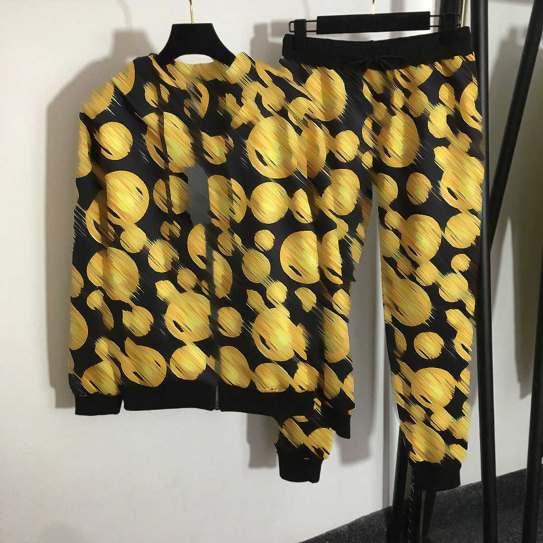 23ss Designer brand tracksuit Medusa letter-printed women fashion long-sleeved hooded sweater with elastic waist casual pants sports suit womens clothing, Yellow 
23ss Designer brand tracksuit Medusa letter-printed women fashion long-sleeved hooded sweater with elastic waist casual pants sports suit womens clothing, Yellow