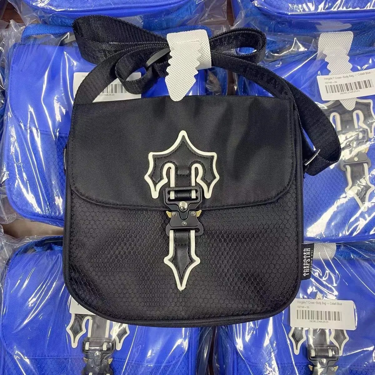 Trapstars Messenger IRONGATE COBRA T BAG DOMUNI MENS TRAPSTAR DESIGNO DI LUGO CROPS CLASSO CLASSHE CLUCCA IN FRITTURA IN MACCHIATURA BASCHE RACKACK BRUSTRABILE, Blue
Trapstars Messenger IRONGATE COBRA T BAG DOMUNI MENS TRAPSTAR DESIGNO DI LUGO CROPS CLASSO CLASSHE CLUCCA IN FRITTURA IN MACCHIATURA BASCHE RACKACK BRUSTRABILE, Blue