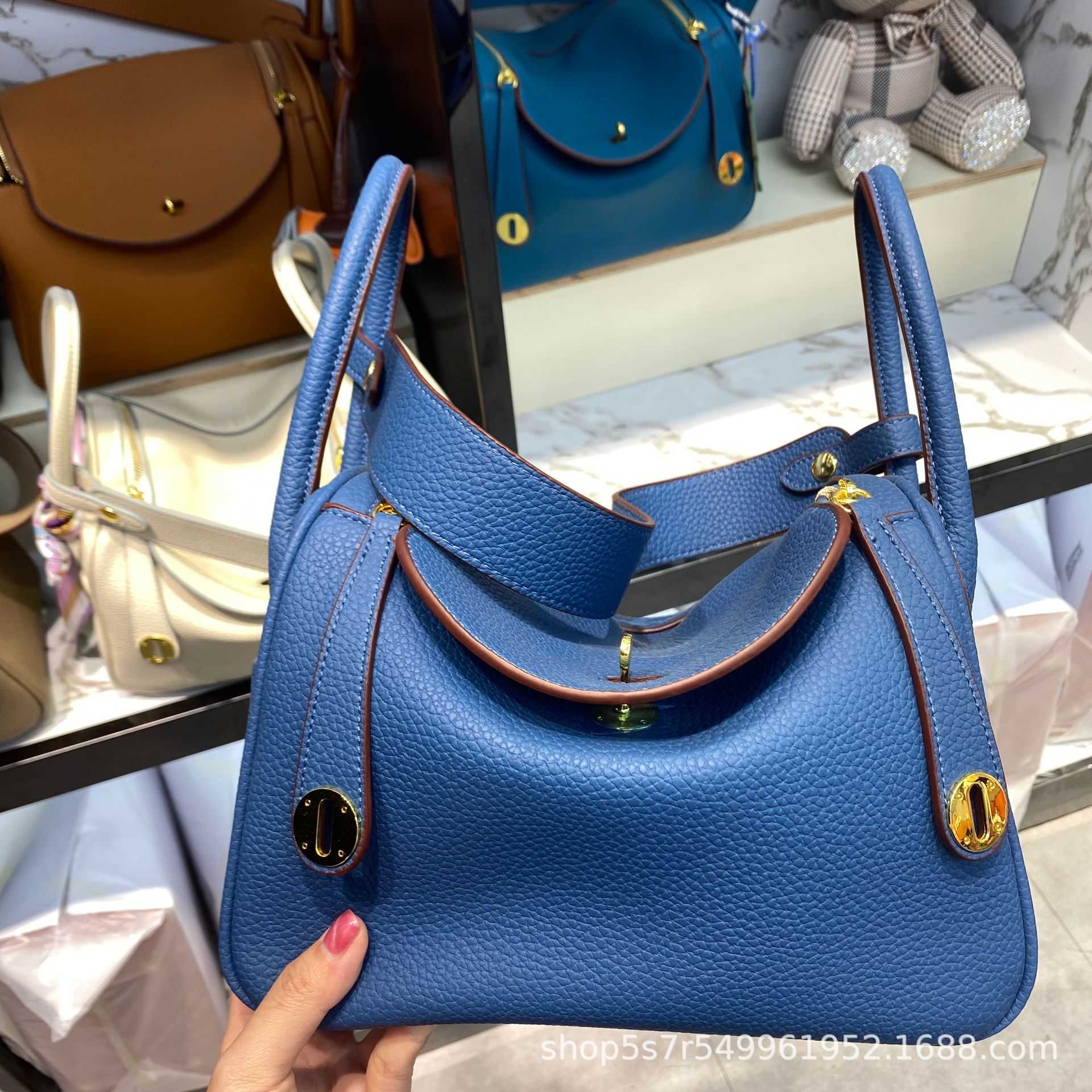 Double-shoulder Original Designer Brand Bags doctor Bao Lindi bag soft cowhide lychee pattern portable one-shoulder cross-body versatile emb 16 7JPD, Customer order x far sky blue
Double-shoulder Original Designer Brand Bags doctor Bao Lindi bag soft cowhide lychee pattern portable one-shoulder cross-body versatile emb 16 7JPD, Customer order x far sky blue