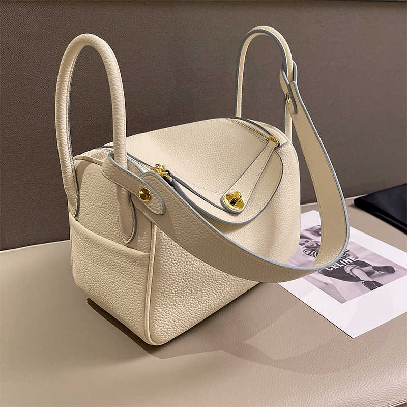 Home Luxury Designer Bags Original h 2023 new lychee grain Lindys bag doctor women's one shoulder messenger hand mini medicine case 4 HUAY, Large milkshake white
Home Luxury Designer Bags Original h 2023 new lychee grain Lindys bag doctor women's one shoulder messenger hand mini medicine case 4 HUAY, Large milkshake white