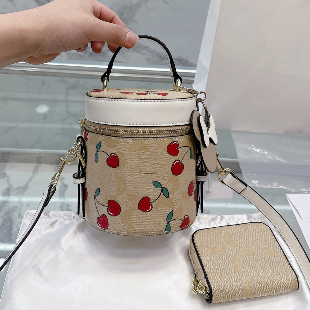 designer bags bucket luxurys handbags women mini Bucket with purse Fashion Trend Cherry pattern Purse Handbag 230420, Cdf01 13x15cm
designer bags bucket luxurys handbags women mini Bucket with purse Fashion Trend Cherry pattern Purse Handbag 230420, Cdf01 13x15cm