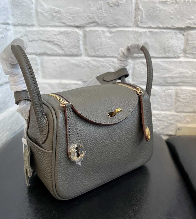 2023 Luxury Bags Original Designer new h family shrunken leather head layer cow Lindys bag doctor medicine box portable shoulder women's 15 U634, Lipstick red
2023 Luxury Bags Original Designer new h family shrunken leather head layer cow Lindys bag doctor medicine box portable shoulder women's 15 U634, Lipstick red