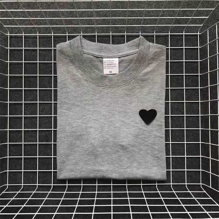 Designer T shirt COMMES DES GARCONS Cotton Fashion Brand Red Heart Embroidery T-shirt Women's Love Sleeve Couple Short Sleeve Men cdgs play yg, Grey black heart
Designer T shirt COMMES DES GARCONS Cotton Fashion Brand Red Heart Embroidery T-shirt Women's Love Sleeve Couple Short Sleeve Men cdgs play yg, Grey black heart