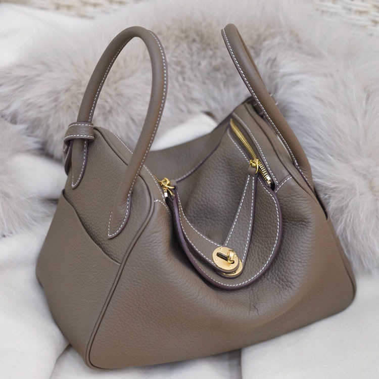 Bag2023 Luxury Designer Bags Original classic tc head layer cowhide Lindys bag doctor women one-shoulder portable medicine AXN7, Gold brown gold buckle
Bag2023 Luxury Designer Bags Original classic tc head layer cowhide Lindys bag doctor women one-shoulder portable medicine AXN7, Gold brown gold buckle