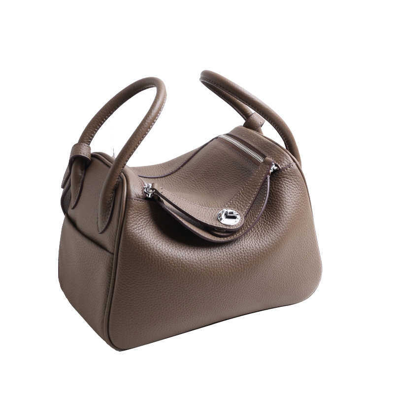 2023 Luxury Bags Original Designer bag Women's high-grade leather Lindys Soft head layer Cowhide doctor Mini portable pillow 2 EHLF, Pearl grey
2023 Luxury Bags Original Designer bag Women's high-grade leather Lindys Soft head layer Cowhide doctor Mini portable pillow 2 EHLF, Pearl grey