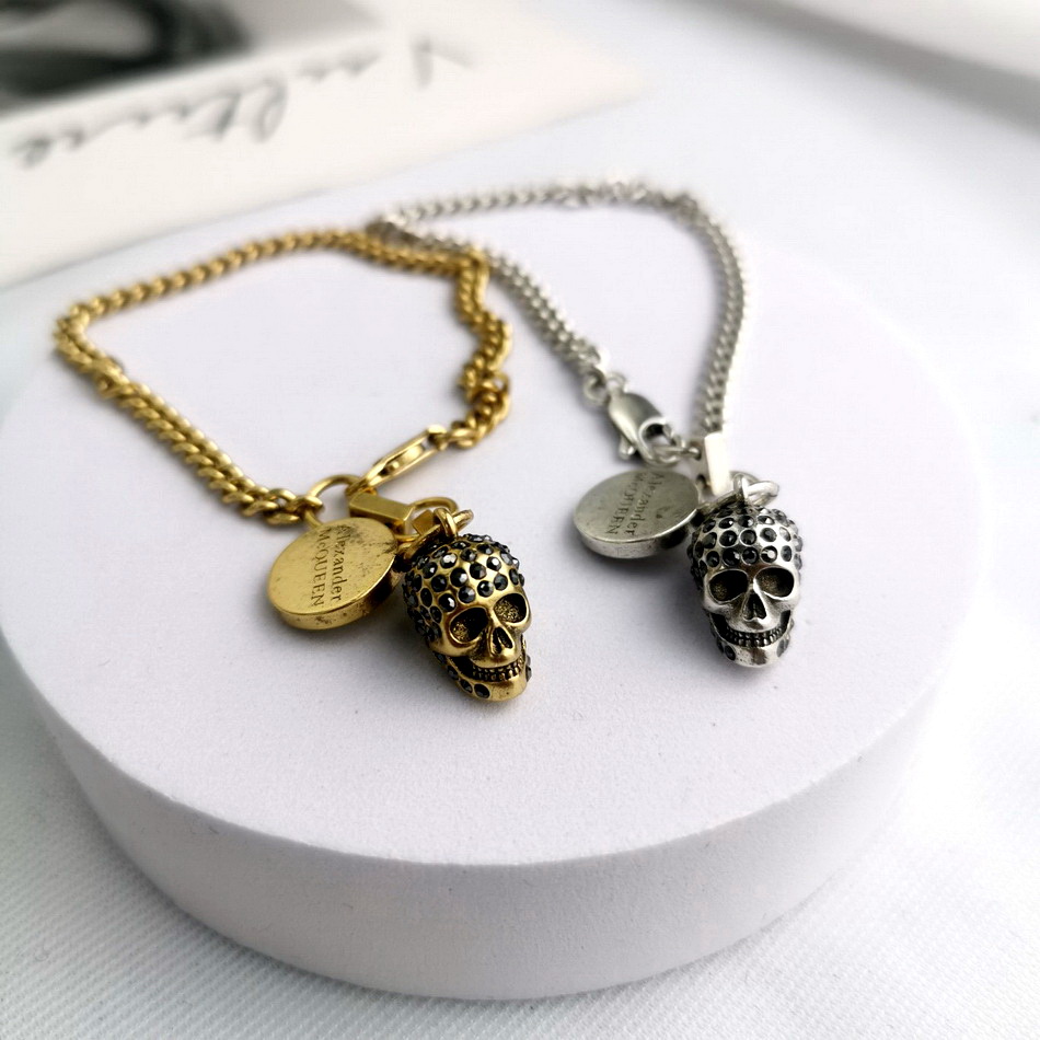 Hiphop Rock Thick Chain Charm Punk Stud Bracelet in Antique BLACK Skull Pendant Bangle Men Women Couple Gold Bracelets Designer Jewelry MCQB0890
Hiphop Rock Thick Chain Charm Punk Stud Bracelet in Antique BLACK Skull Pendant Bangle Men Women Couple Gold Bracelets Designer Jewelry MCQB0890