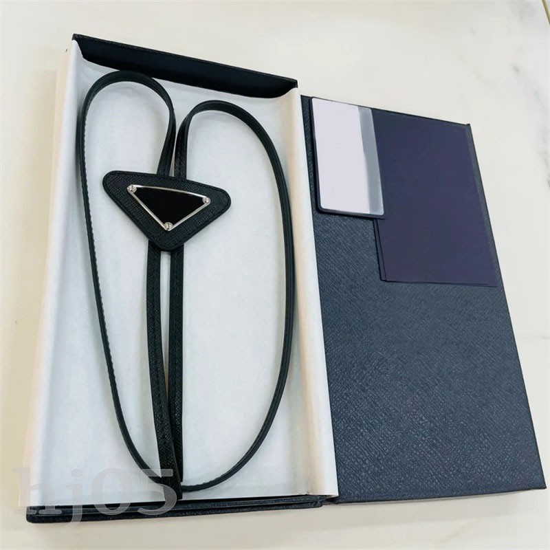Classic fashion bolo tie designer ties for men women triangular enamel delicate pattern luxury business party wedding leather neck tie white black PJ046 C23
Classic fashion bolo tie designer ties for men women triangular enamel delicate pattern luxury business party wedding leather neck tie white black PJ046 C23