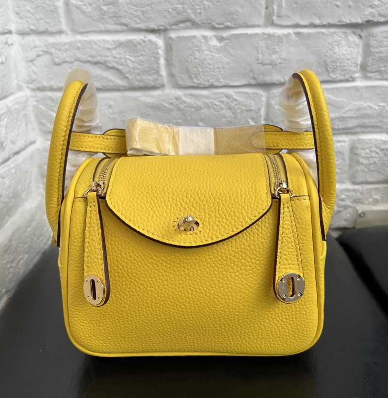 2023 Luxury Designer Bags Original new h family shrunken leather head layer cow Lindys bag doctor medicine box portable shoulder women's JUCB, Purple gold buckle
2023 Luxury Designer Bags Original new h family shrunken leather head layer cow Lindys bag doctor medicine box portable shoulder women's JUCB, Purple gold buckle