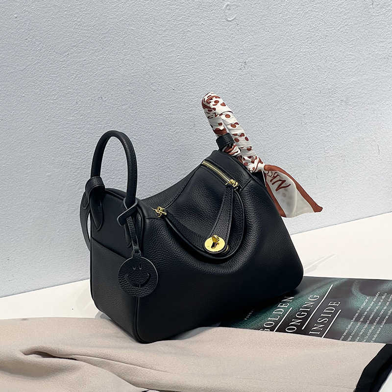 Bags Original Designer 2023 Luxury New Versatile Lindys Headcoat Cowhide Doctor's Bag Leather Women's One Shoulder Handheld Pillow Medicine Box Tide ACVO, Khaki7
Bags Original Designer 2023 Luxury New Versatile Lindys Headcoat Cowhide Doctor's Bag Leather Women's One Shoulder Handheld Pillow Medicine Box Tide ACVO, Khaki7