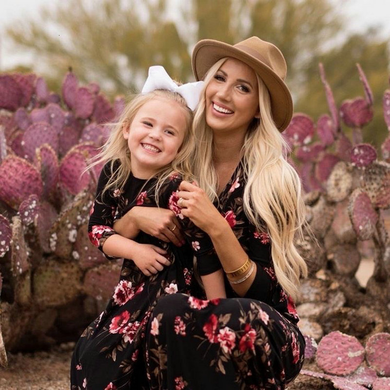 Family Matching Outfits Mother And Daughter Winter Dress Autumn Long Sleeve Mom es Clothes Flower Printed Maix 230310