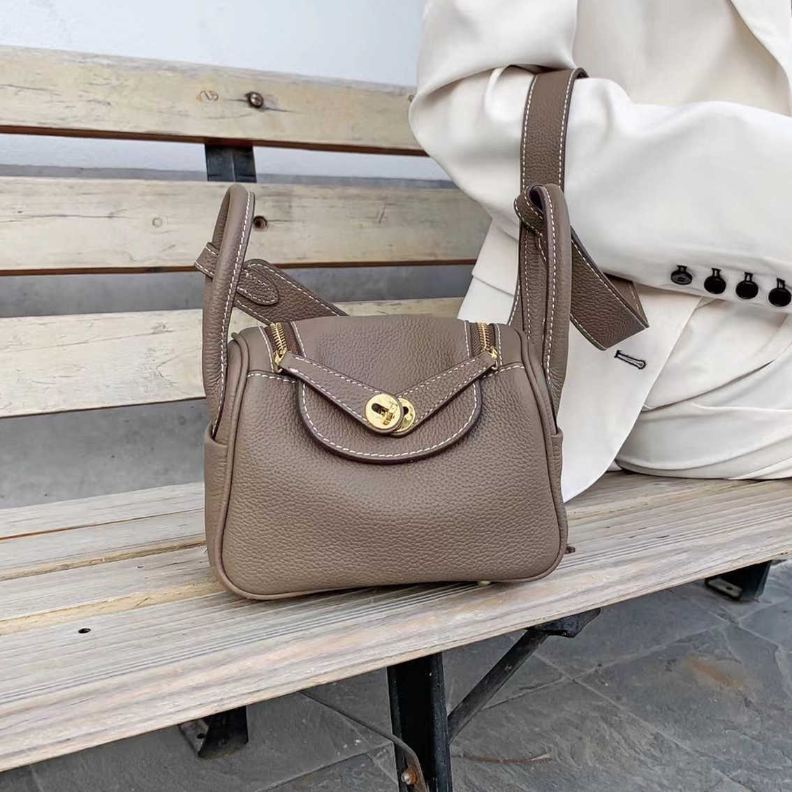 Bags Original Designer 2023 Luxury Mini Lindys Headcoat Togo Cowhide Women's Bag Single Shoulder Cross-Sleeve 2 PPB6, Caramel
Bags Original Designer 2023 Luxury Mini Lindys Headcoat Togo Cowhide Women's Bag Single Shoulder Cross-Sleeve 2 PPB6, Caramel