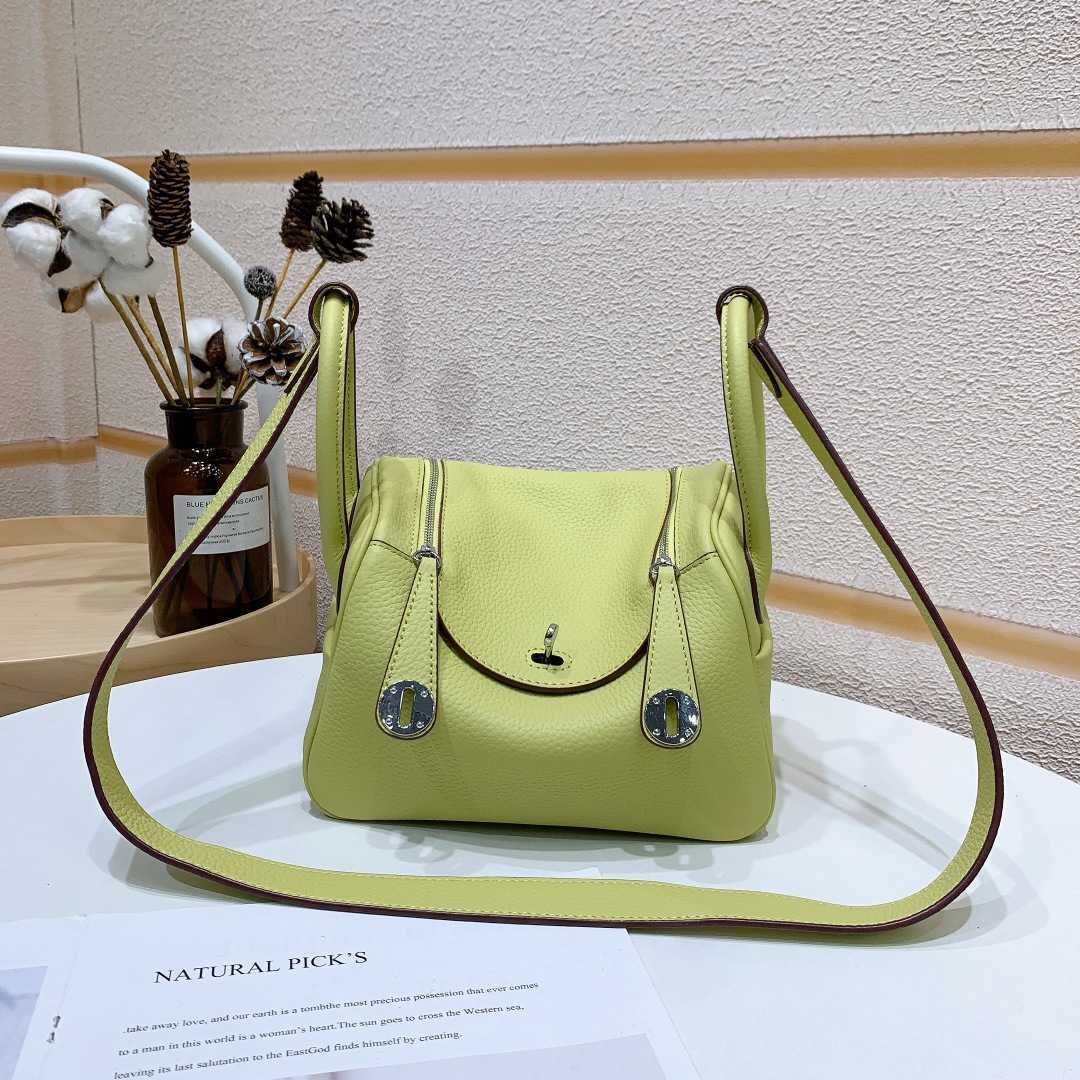 In Luxury Bags Original Designer 2021 the new high-end fashion and versatility cow lear doctor Bao Lindi bag single-shoulder cross-body for women 1 7F19, Separate colors small size 18cm
In Luxury Bags Original Designer 2021 the new high-end fashion and versatility cow lear doctor Bao Lindi bag single-shoulder cross-body for women 1 7F19, Separate colors small size 18cm