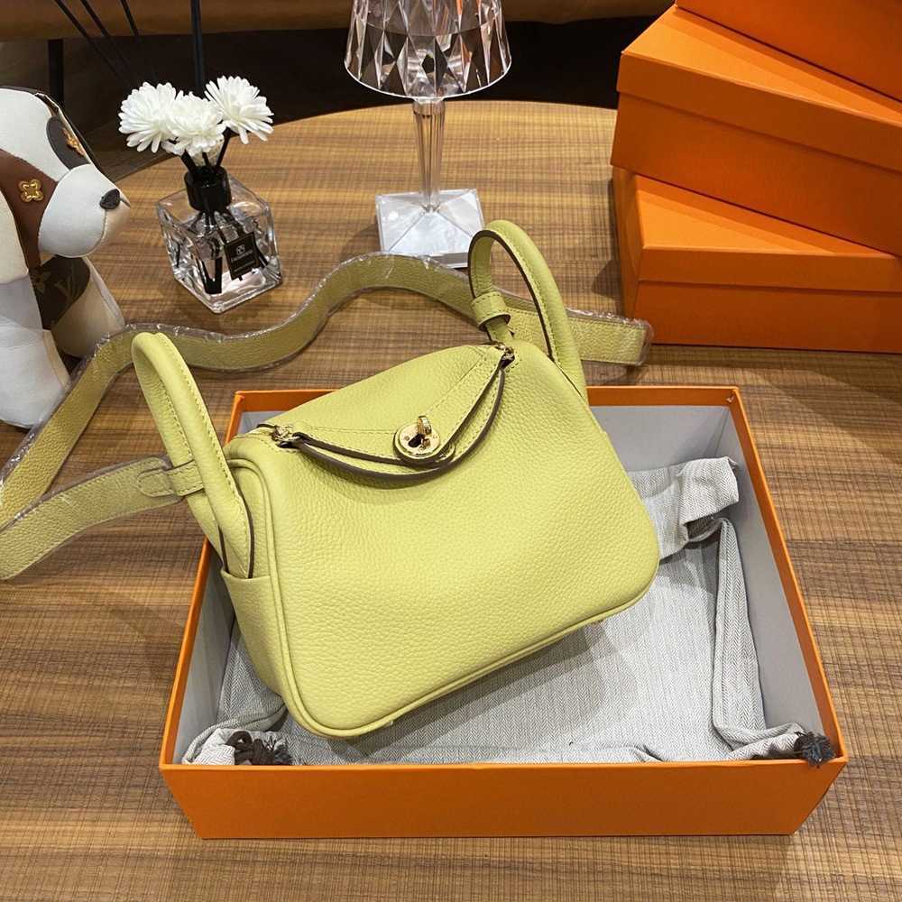Designer Luxury Bags The Original first layer of cow leather doctor's bag lychee pattern Lindys one shoulder hand cross-body women's mini 19 2 ZWWQ, Golden brown
Designer Luxury Bags The Original first layer of cow leather doctor's bag lychee pattern Lindys one shoulder hand cross-body women's mini 19 2 ZWWQ, Golden brown