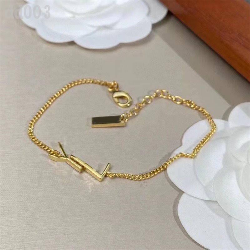Metal designer bracelets chain letter Bracelet center small letter pendant pulsera trendy metal ladies classical charm bracelet women luxury
Metal designer bracelets chain letter Bracelet center small letter pendant pulsera trendy metal ladies classical charm bracelet women luxury