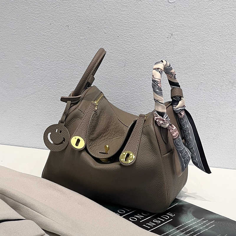2023 Original Designer Luxury Bags New Versatile Lindys Headcoat Cowhide Doctor's Bag Leather Women's One Shoulder Handheld Pillow Medicine Box Tide PYKI, Khaki7
2023 Original Designer Luxury Bags New Versatile Lindys Headcoat Cowhide Doctor's Bag Leather Women's One Shoulder Handheld Pillow Medicine Box Tide PYKI, Khaki7