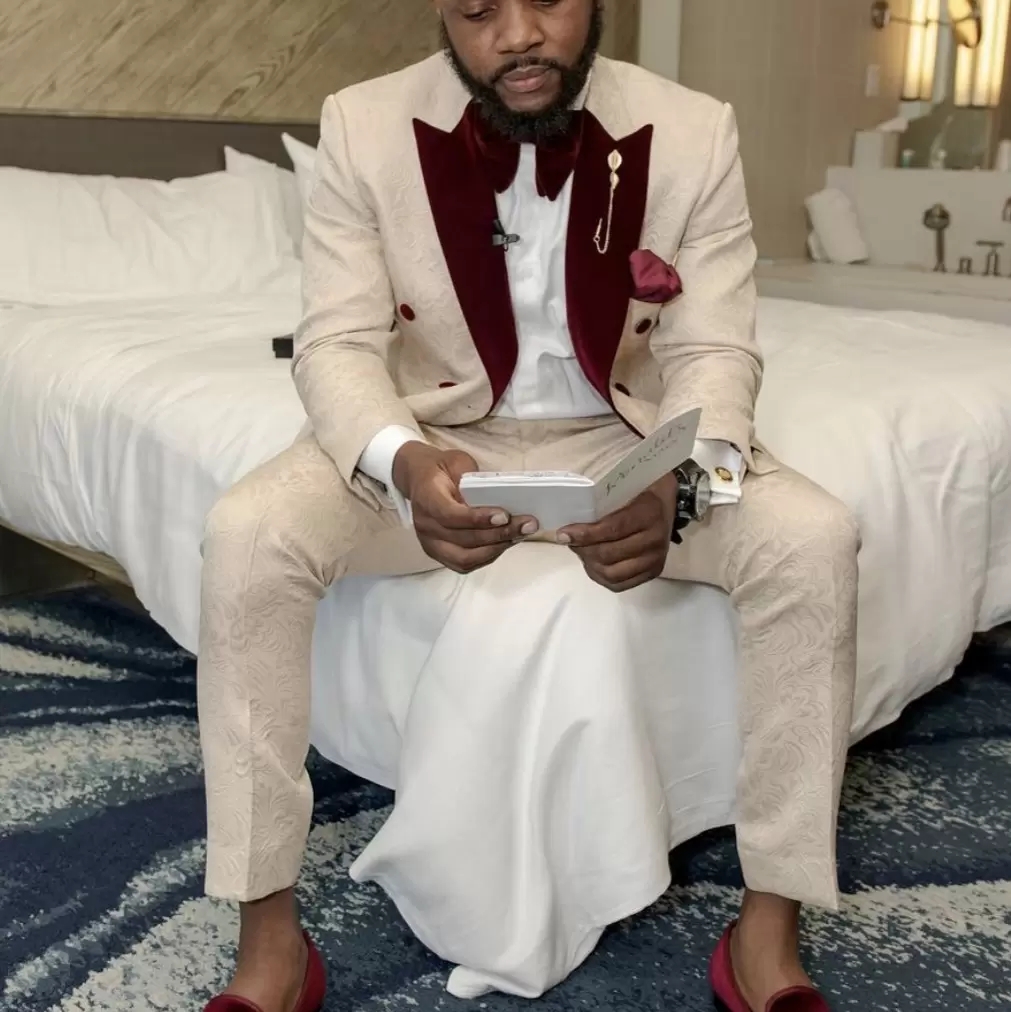 Brand New Ivory Embossing Groom Tuxedos Burgundy Peak Lapel Men Wedding Tuxedo Fashion Men Jacket Blazer Men Prom Dinner/Darty Suit Jacket Pants Tie