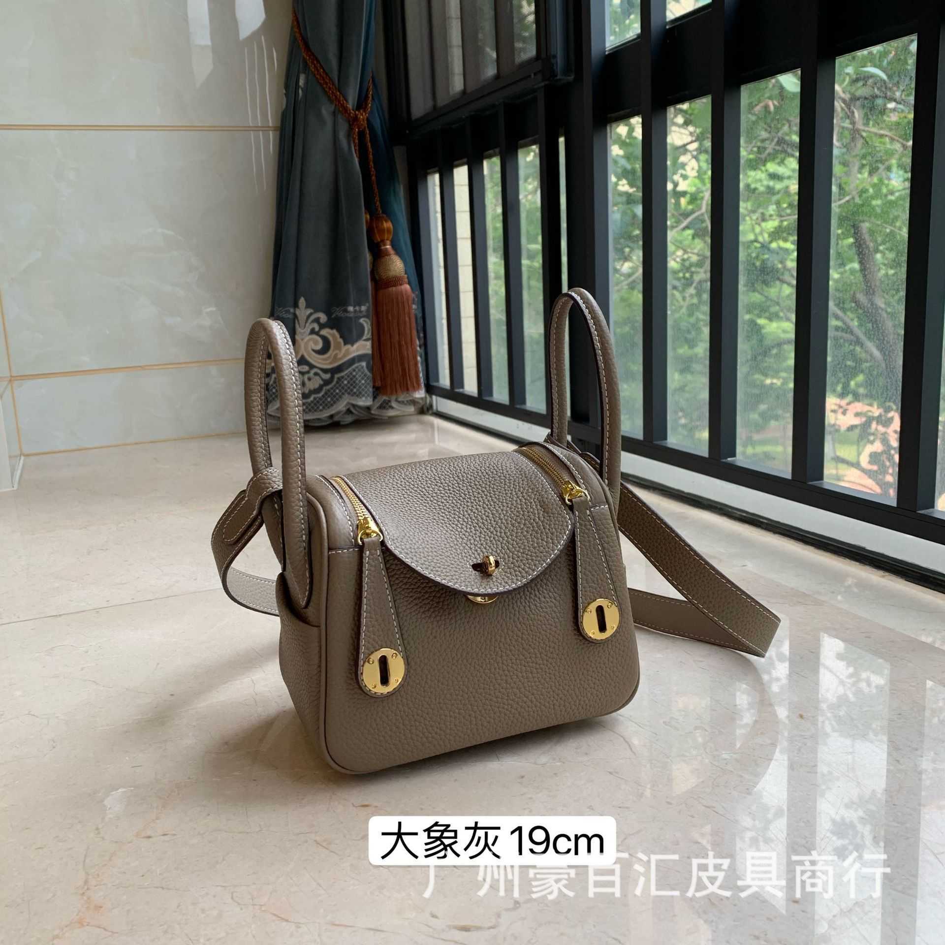 Bags Original Designer 19 Luxury Lindys mini leather doctor's bag pillow single shoulder diagonal cross portable women's head layer cow 0272, 19cm milkshake white
Bags Original Designer 19 Luxury Lindys mini leather doctor's bag pillow single shoulder diagonal cross portable women's head layer cow 0272, 19cm milkshake white