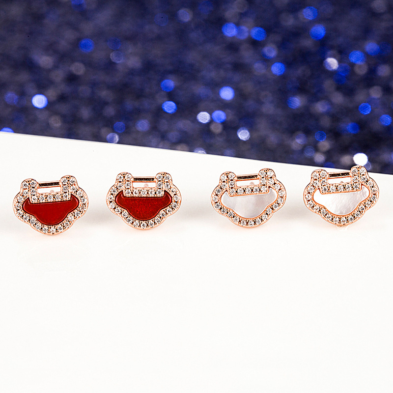 s925 Sterling silver diamond stud earrings Ruyi lock earrings niche senior sense design long life safe lock girl net red cold wind earrings
s925 Sterling silver diamond stud earrings Ruyi lock earrings niche senior sense design long life safe lock girl net red cold wind earrings