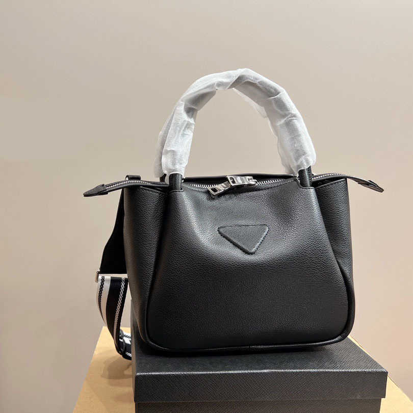 Hobo Bag Women designer bags luxurys handbags Leather zipper Shoulder Crossbody Handbags Lady Wide shoulder strap Luxury handbags 230224, Black
Hobo Bag Women designer bags luxurys handbags Leather zipper Shoulder Crossbody Handbags Lady Wide shoulder strap Luxury handbags 230224, Black