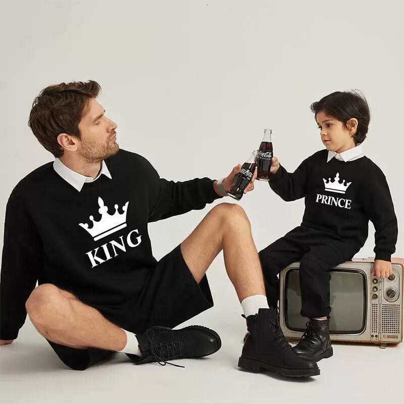 Family Matching Outfits King Queen Prince Princess Shirt Mother Father Daughter Son Sweatshirt Set Couple Clothes Crown Pullover 230310
