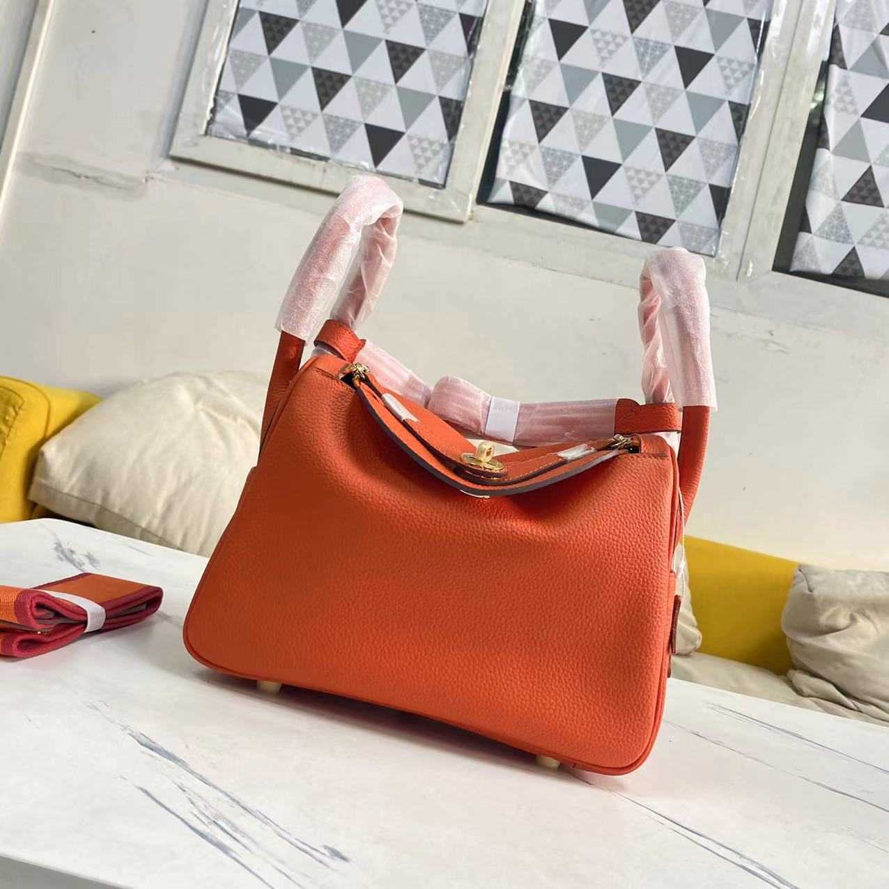 Bags Original Designer Women's Luxury bag 2023 new Lindys's head layer cow leather doctor's Lindys women's togo medicine 1 K0V7, Khaki - topcoat togo
Bags Original Designer Women's Luxury bag 2023 new Lindys's head layer cow leather doctor's Lindys women's togo medicine 1 K0V7, Khaki - topcoat togo