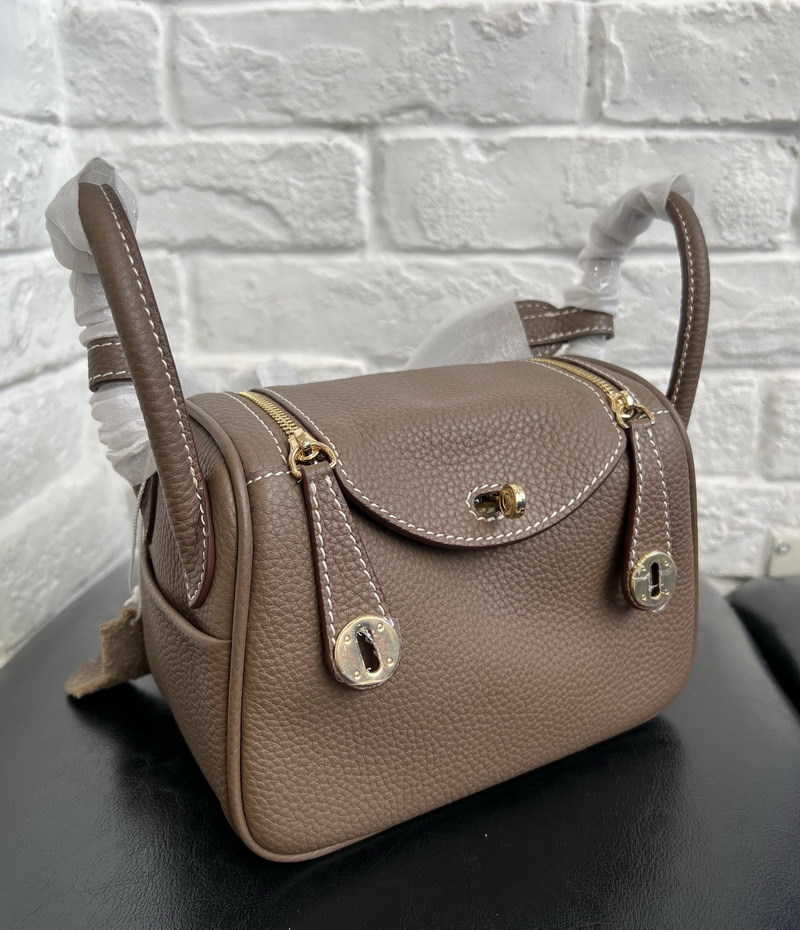 2023 Luxury Bags Original Designer new h family shrunken leather head layer cow Lindys bag doctor medicine box portable shoulder women's 9 AYLC, Earthy yellow
2023 Luxury Bags Original Designer new h family shrunken leather head layer cow Lindys bag doctor medicine box portable shoulder women's 9 AYLC, Earthy yellow