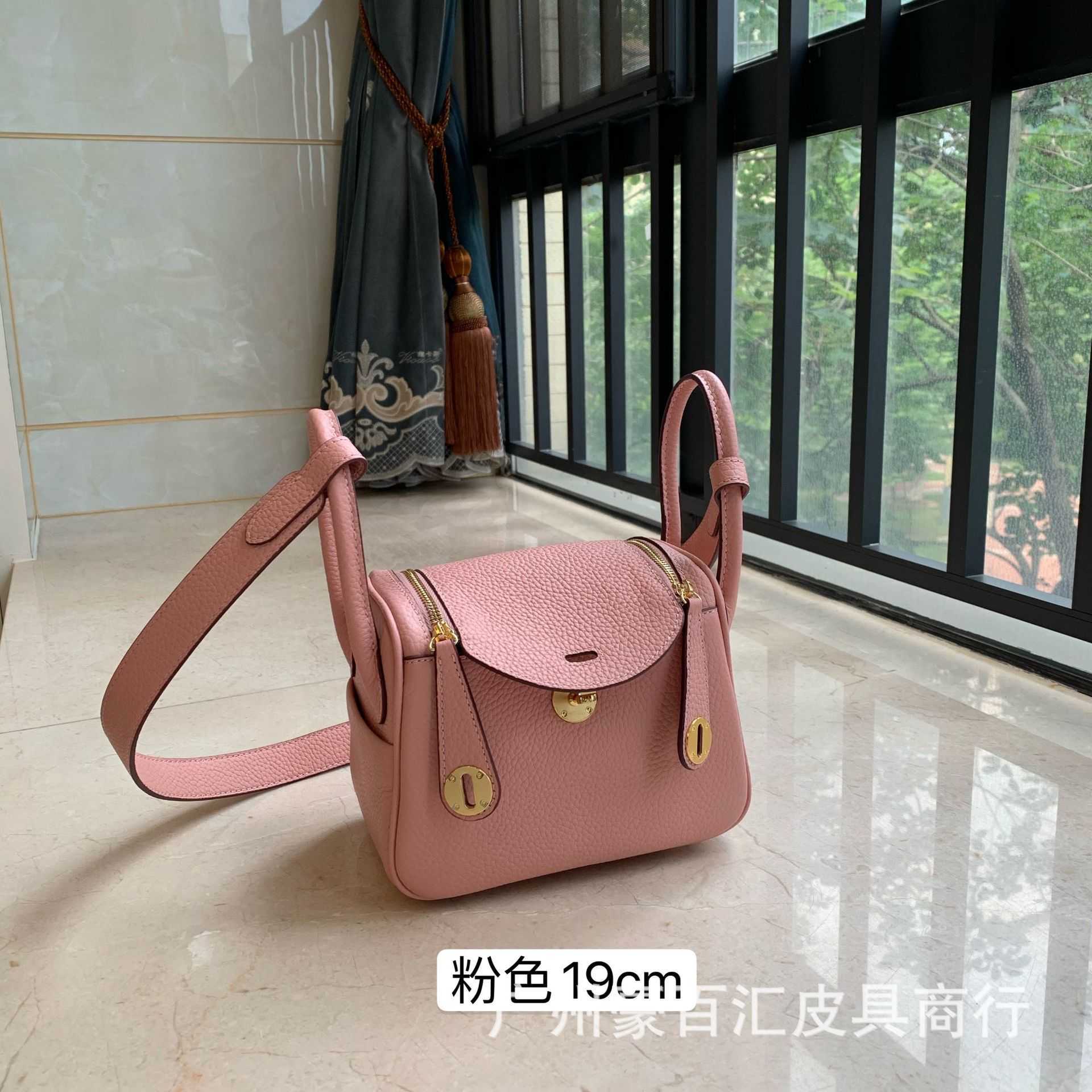 19 Original Designer Luxury Bags Lindys mini leather doctor's bag pillow single shoulder diagonal cross portable women's head layer cow H2TC, 19cm milkshake white 
19 Original Designer Luxury Bags Lindys mini leather doctor's bag pillow single shoulder diagonal cross portable women's head layer cow H2TC, 19cm milkshake white