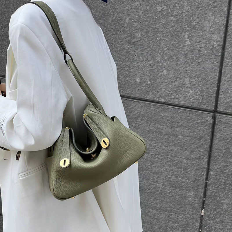 Designer Luxury Bags Bag2023 Original classic tc head layer cowhide Lindys bag doctor women one-shoulder portable medicine 4 7GLF, Milky silver buckle
Designer Luxury Bags Bag2023 Original classic tc head layer cowhide Lindys bag doctor women one-shoulder portable medicine 4 7GLF, Milky silver buckle