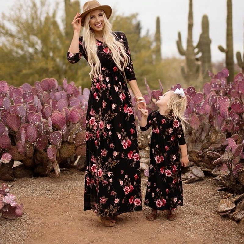Family Matching Outfits Mother And Daughter Winter Dress Autumn Long Sleeve Mom es Clothes Flower Printed Maix 230310