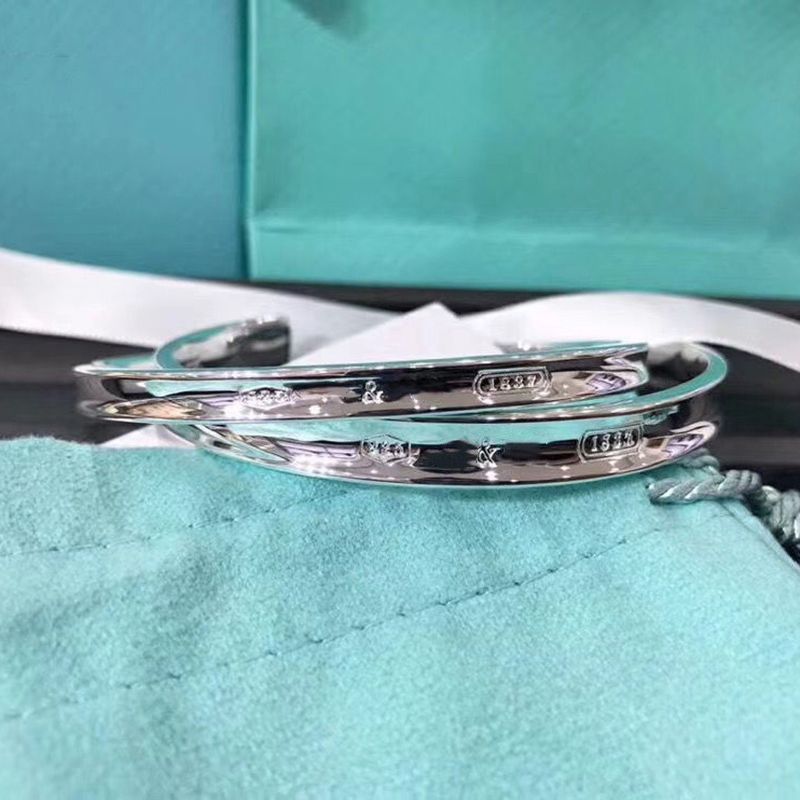 Luxurys designer Charm Bracelets Bangles For Women Fashion Jewelry Charms Jewelrys Accessories fashions Classic good nice
Luxurys designer Charm Bracelets Bangles For Women Fashion Jewelry Charms Jewelrys Accessories fashions Classic good nice