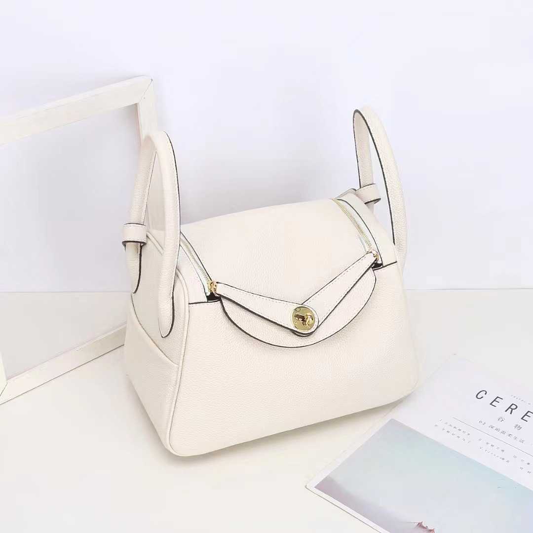 Designer Luxury Bags 2023 Original new large-capacity underarm bag Lindys doctor leather pillow one-shoulder portable medicine 2IL0, Brown cowhide 26cm
Designer Luxury Bags 2023 Original new large-capacity underarm bag Lindys doctor leather pillow one-shoulder portable medicine 2IL0, Brown cowhide 26cm