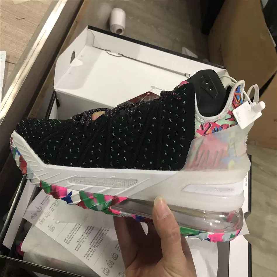 Lebron 18 XVIII Gang Oreo Black University Red White Kids Basketball shoes 18s Jade Men Sneaker chaussures de designer212D, As photo 1
Lebron 18 XVIII Gang Oreo Black University Red White Kids Basketball shoes 18s Jade Men Sneaker chaussures de designer212D, As photo 1