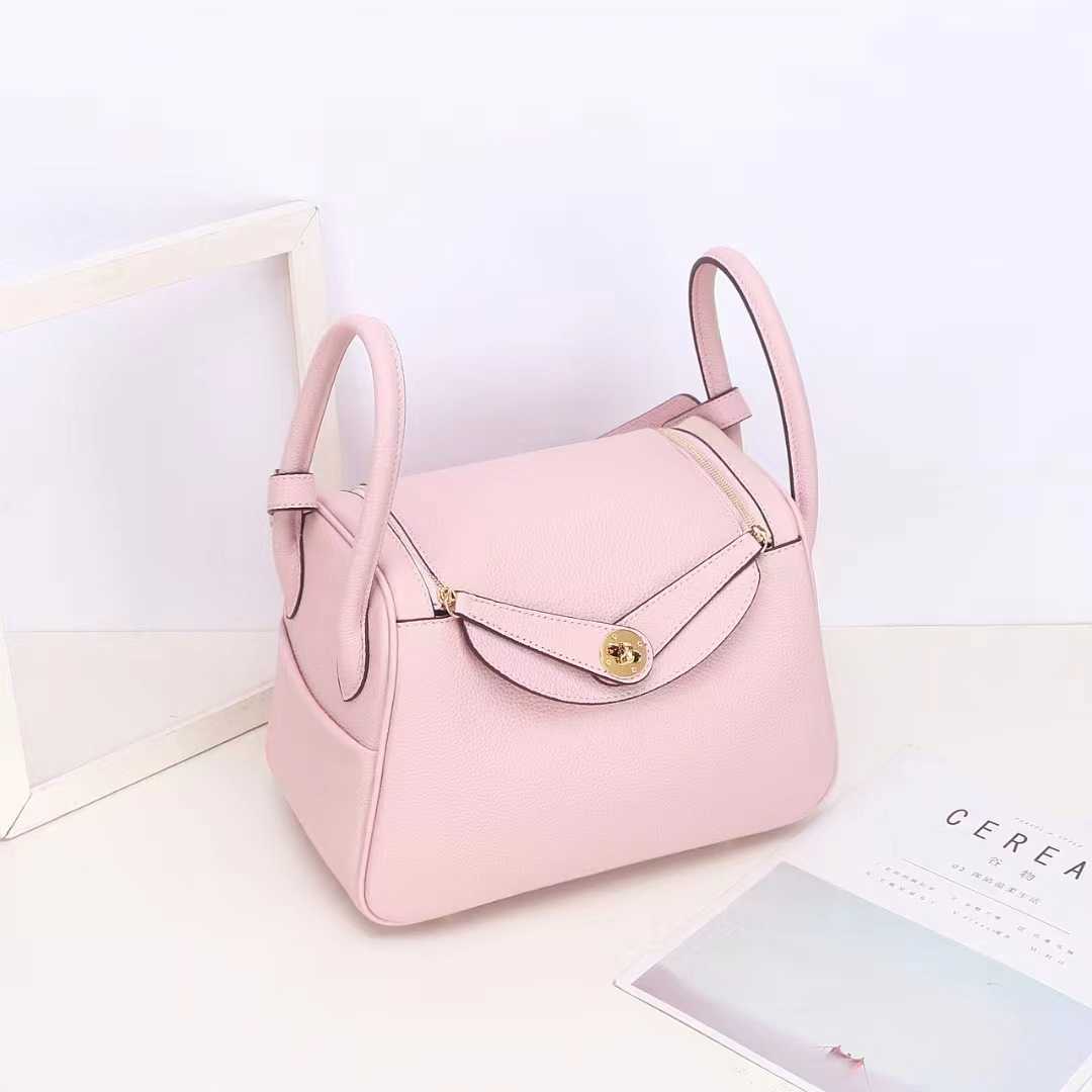 2023 Luxury Bags Original Designer new large-capacity underarm bag Lindys doctor leather pillow one-shoulder portable medicine 1N9K, Pink cowhide 26cm
2023 Luxury Bags Original Designer new large-capacity underarm bag Lindys doctor leather pillow one-shoulder portable medicine 1N9K, Pink cowhide 26cm
