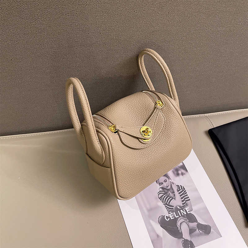 Home Luxury Designer Bags Original h 2023 new lychee grain Lindys bag doctor women's one shoulder messenger hand mini medicine case SVIW, Small purple
Home Luxury Designer Bags Original h 2023 new lychee grain Lindys bag doctor women's one shoulder messenger hand mini medicine case SVIW, Small purple